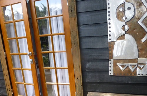 Eketahuna Apartment | Arty Place -where you can relax and enjoy art.