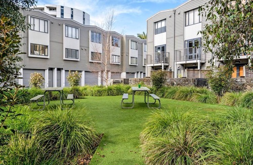 Parnell Apartment | Auckland City Private-Modern Downstairs Ensuite+Patio+secluded Garage in Parnell
