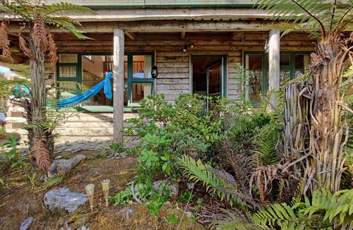 Moana Cabin | Authentic log cabin