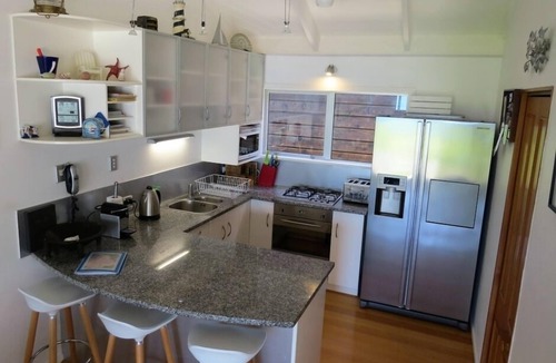 Russell House | Bay of Islands Beachfront - All Tide Swimming, Kayaks, WiFi - Tapeka del Mar