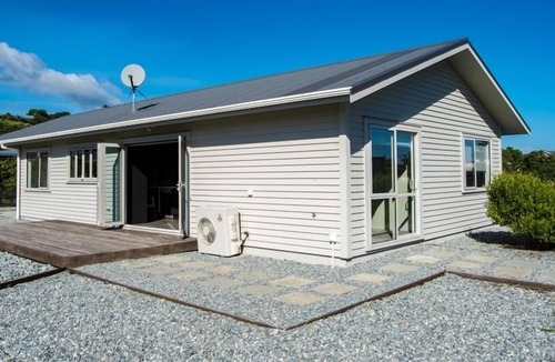 Hokitika House | Beach & Glow Worm Getaway - 2 minutes walk to beach and glow worms