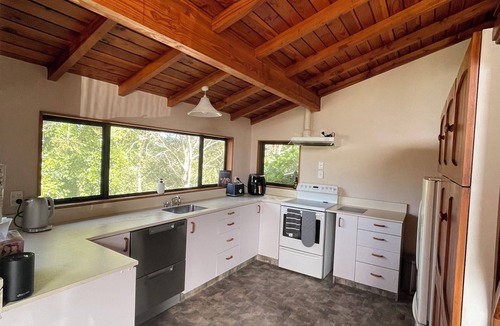 Waikouaiti House | Beach House Family Getaway n2min walk to beach nWarm sunny home unwind & relax