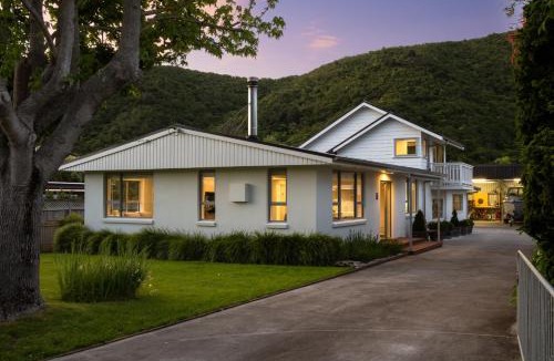 Waikawa Bay House | Beach Road Oasis - Waikawa Holiday Home