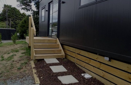 Raumati South House | Beach Village retreat 5Min Walk to Beach & 2-Min to Village w/Cafes & Live Music