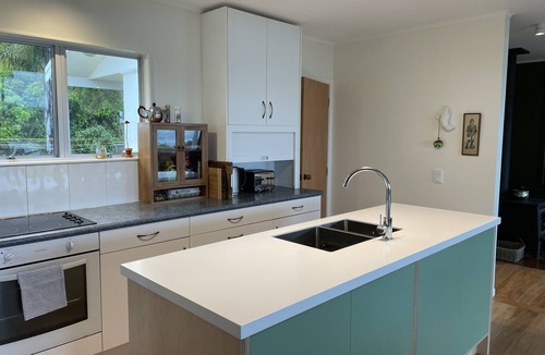 Patons Rock House | Beachfront Bach, moments to ocean, breathtaking views, family friendly, Wi-Fi