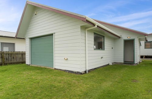 Pukehina Apartment | Beachfront Pukehina Apartment