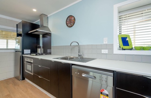 Opononi House | Beautiful large 6-Bedroom Coastal Vacation Home with Spa-Pool