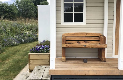 Pirongia Cottage | Beautiful Tiny House with communal water hole.