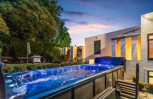Te Awamutu House | Beauty with Panoramic Views of Mount Pirongia