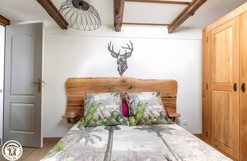 Plantades Bed & Breakfast | Bed and Breakfast 'Chambre Raphaël' with Mountain View, Wi-Fi and Air Conditioning