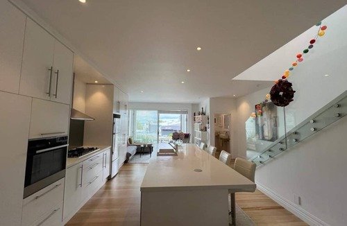 Takapuna Apartment | Bespoke Stays - Christmas Cheer