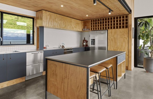 Atawhai House | Black Barn Escape - Modern, Architectural, Sea Views, Spa Pool!