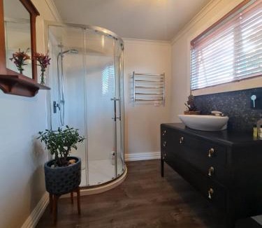 Motueka House | Blue Bell Cottage. Serene luxury farmstead
