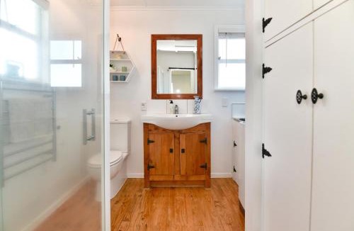 Snells Beach House | Bluebell Cottage on Matakana Coast Pet Friendly!