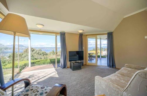Acacia Bay Apartment | Breathtaking views of Lake Taupo