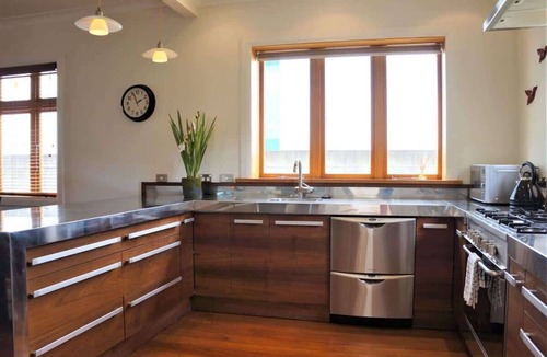 New Plymouth House | Buller Bungalow: Coastal Charm Retreat