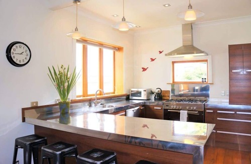 New Plymouth House | Buller Bungalow: Coastal Charm Retreat
