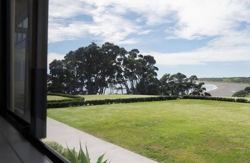 Pitone House | Bungalow Coastal Retreat with Sea Views