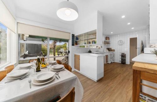 Waikanae House | Calapso Cottage - Waikanae Beach Holiday Home