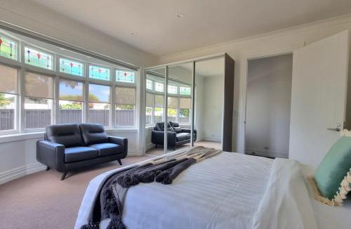Greenlane - Ellerslie House | Central Auckland 5-Bedroom Villa with Free Parking