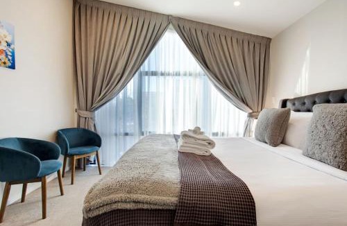 Epsom House | Central Modern Duplex Home near Cornwall Park