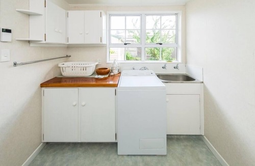 Whanganui Bed & Breakfast | Charmae Guest House by the river.n7 x Beds, (sleeps 10)nPlus powered van site