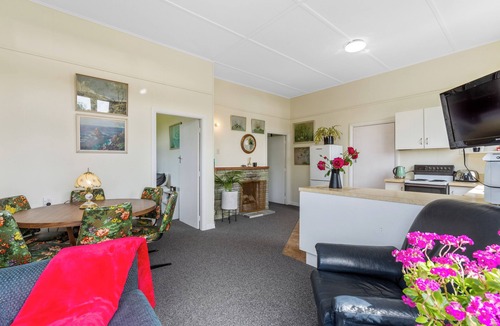 Karitane House | Charming 1960s Kiwi bach in peaceful Karitane, just 5 mins to beach & harbour.