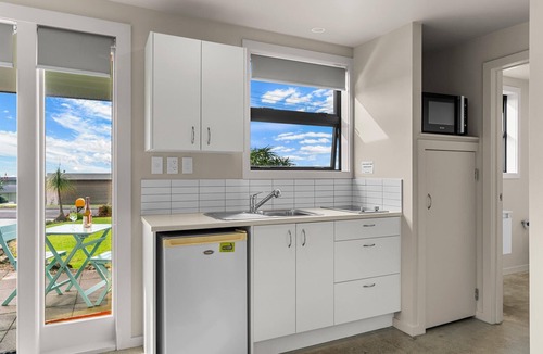 Mangawhai Heads House | Cheviot Views - Gorgeous apartment-style accommodation with extensive views in handy location