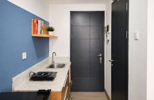 Panunggangan Utara Apartment | Chic Blue Tinted Studio Room At Apartment Collins Boulevard