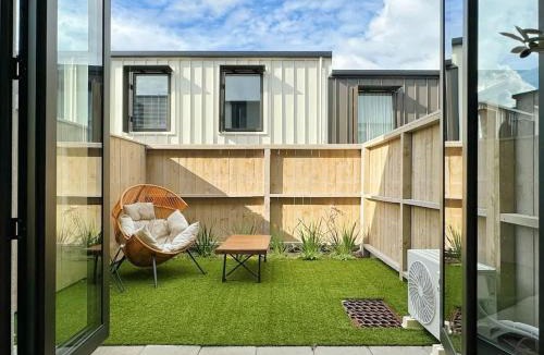 Grey Lynn House | City Haven Retreat - Stylish 2BR Townhouse vs AC & Backyard