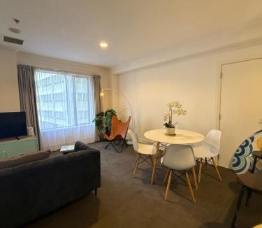Northcote Apartment | Citylife getaway Pool Gym SKB