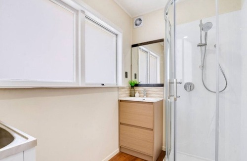 Papatoetoe House | Close to airport and motorways and shipping
