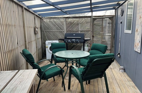 Himatangi Beach Cottage | Close to the beach pet friendly 4-bedroom bach
