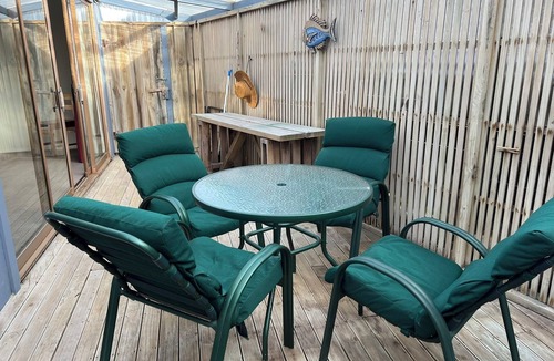 Himatangi Beach Cottage | Close to the beach pet friendly 4-bedroom bach