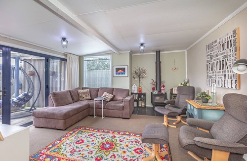 Himatangi Beach Cottage | Close to the beach pet friendly 4-bedroom bach