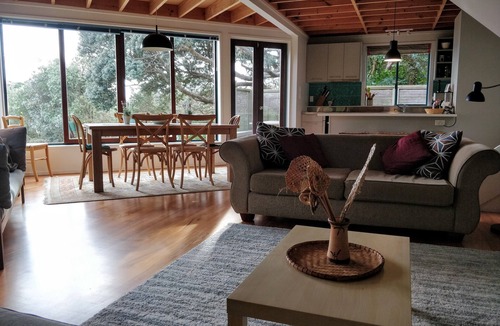 Piha House | Comfortable North Piha family beach-house