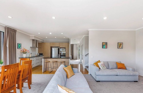 Greenlane - Ellerslie House | Comfy 4BR Home w/Mt. Wellington View Zodiak Stays