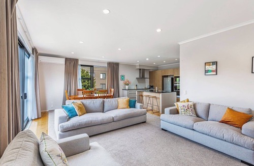 Greenlane - Ellerslie House | Comfy 4BR Home w/Mt. Wellington View Zodiak Stays