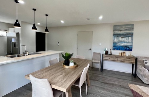 Panmure House | Contemporary Elegance Meets Comfort - Central Auckland - Sleeps 6.
