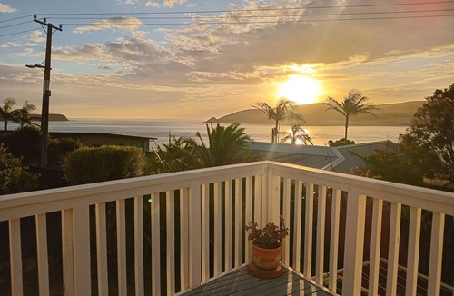 Omapere House | Cosy 2 bed bach - 3 mins walk from beach - can sleep 8!
