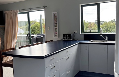 Riversdale House | Cosy Chalet style house filled with original Art and 500m to the beach.