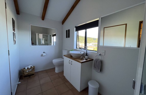 Gladstone Apartment | Cosy, comfortable Loft with free wi-fi set in a great location of the West Coast