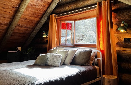 Hikuai Cabin | Cosy Log Cabin! Perfect for all those wanting to relax, destress and reconnect.
