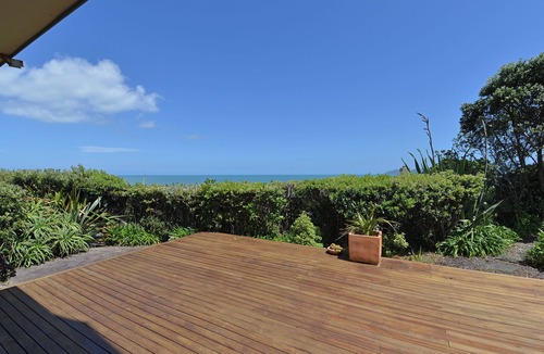 Raumati South House | Couples Getaway At The Beach