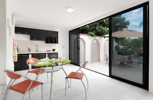 Las Palmas House | Cozy bungalow near Downtown
