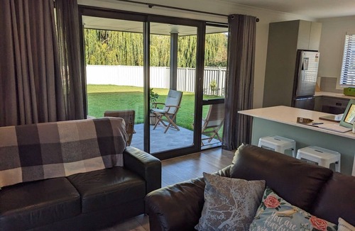 Lowburn Cottage | Cozy Cottage on Begg Lane
