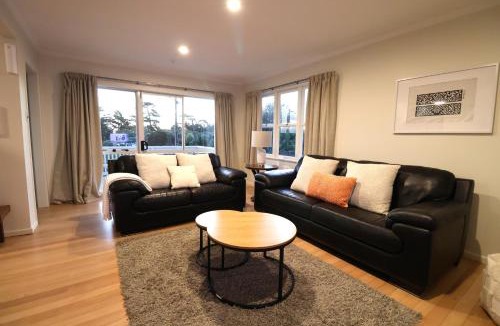 Mangere Bridge Villa | Cozy Family Home 10min to Airport and Pet friendly