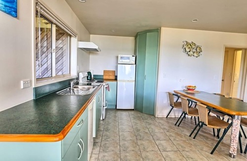 Coopers Beach Apartment | DAVINAS - Beach-front Holiday Apartment