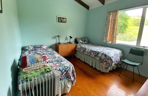 Arkles Bay House | Enchantingly peaceful bach near the beach