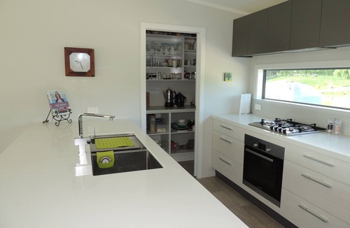 Ohaupo House | Enjoy the peace and harmony of Nz country. A sunny well appointed holiday appt.